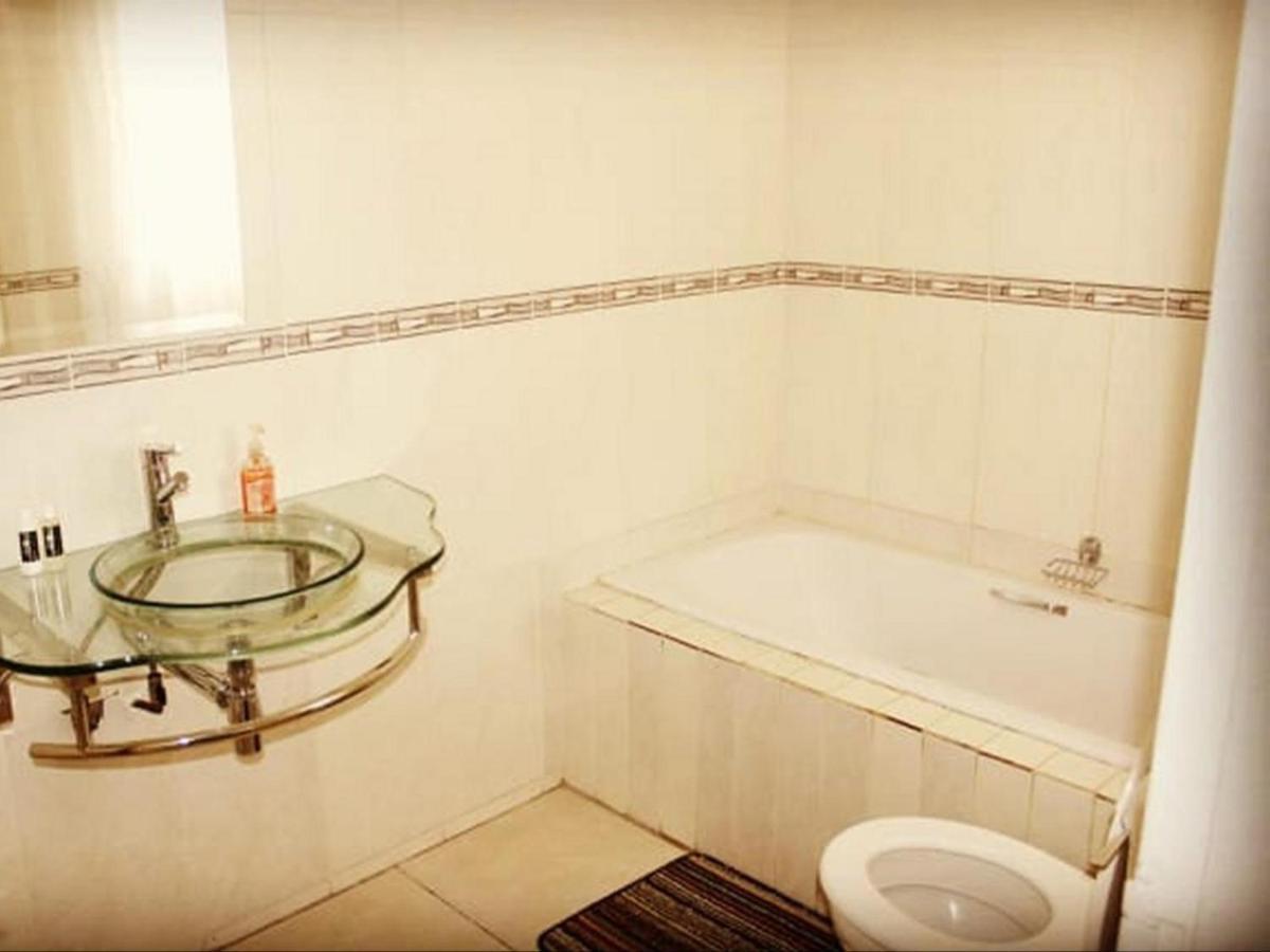Moshitametsi Guesthouse Kempton Park Ngoại thất bức ảnh